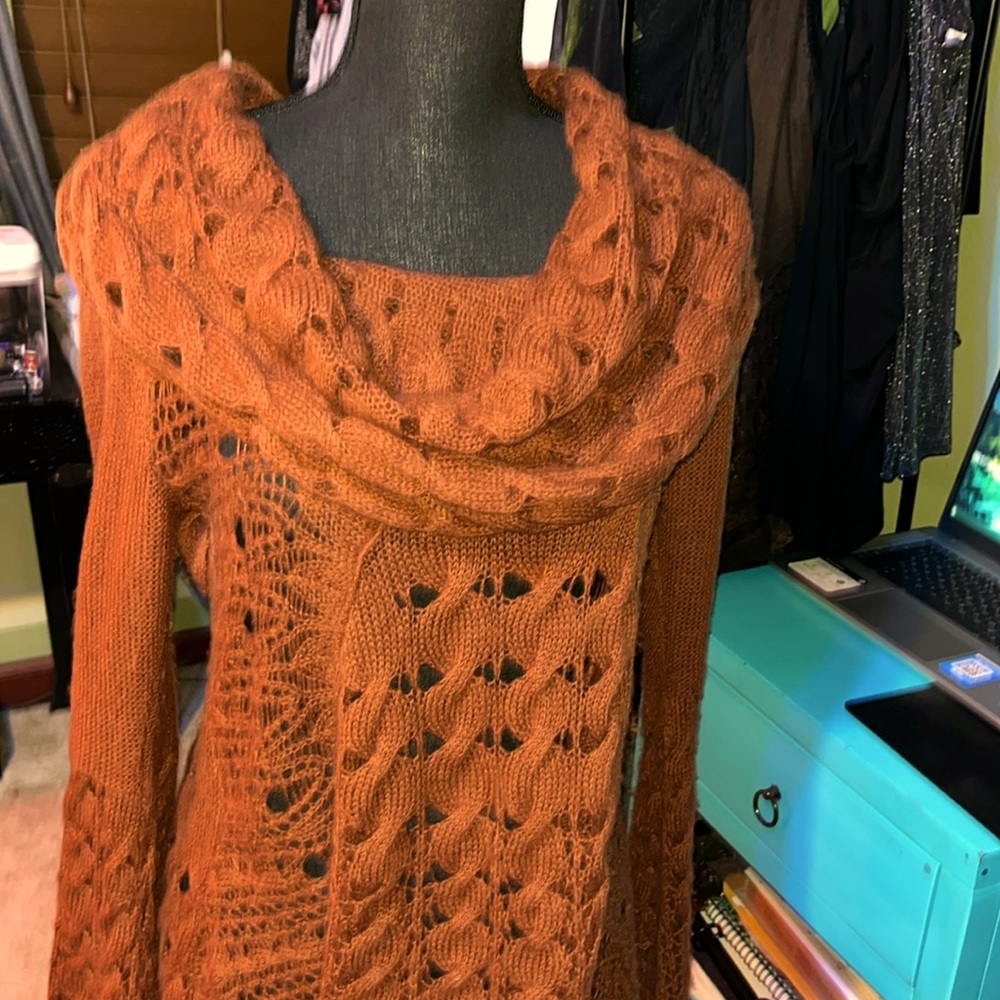 #379-(M)Free People brown Knit Sweater, found 2-1.5” 🕳️ holes not to noticeable